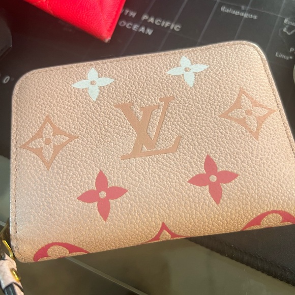 Louis Vuitton card holder - Picture 2 of 4